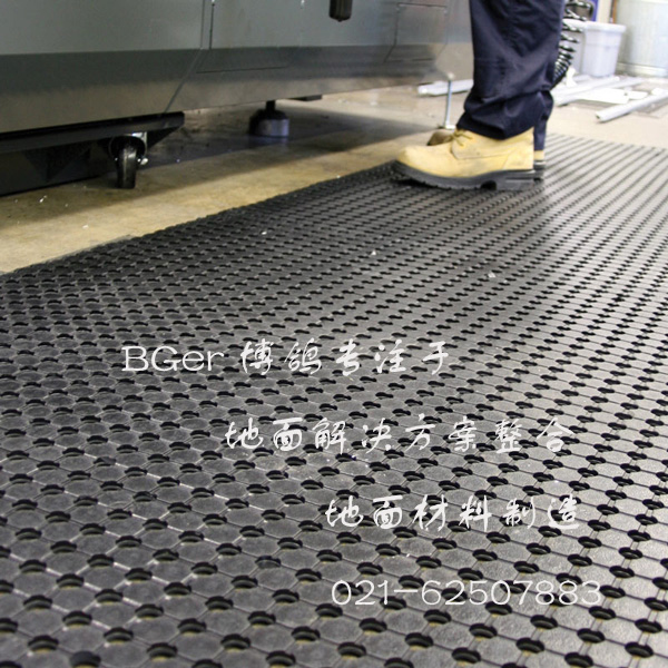 帶空型耐油、耐壓、耐磨、耐化學(xué)性、疏水地墊卷